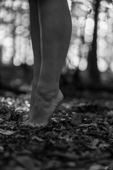 Barfuß auf Waldboden | Body & Soul Stories Barfüßige Frau geht über Waldboden, Detailaufnahme der Beine, Fotoshooting in der Natur