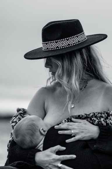 The Motherhood Story – authentische Mutterschaft Mutter stillt ihr Kind – authentische und intime Mutterschaftsfotografie