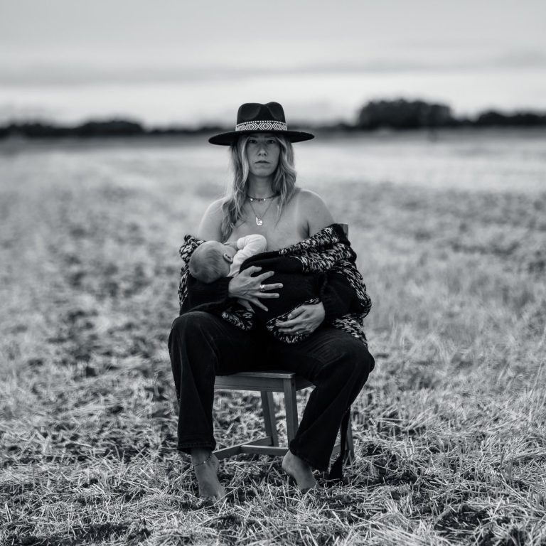The Motherhood Story – authentische Mutterschaftsfotografie Authentische Mutterschaftsfotografie – Mutter und Kind in inniger Verbindung